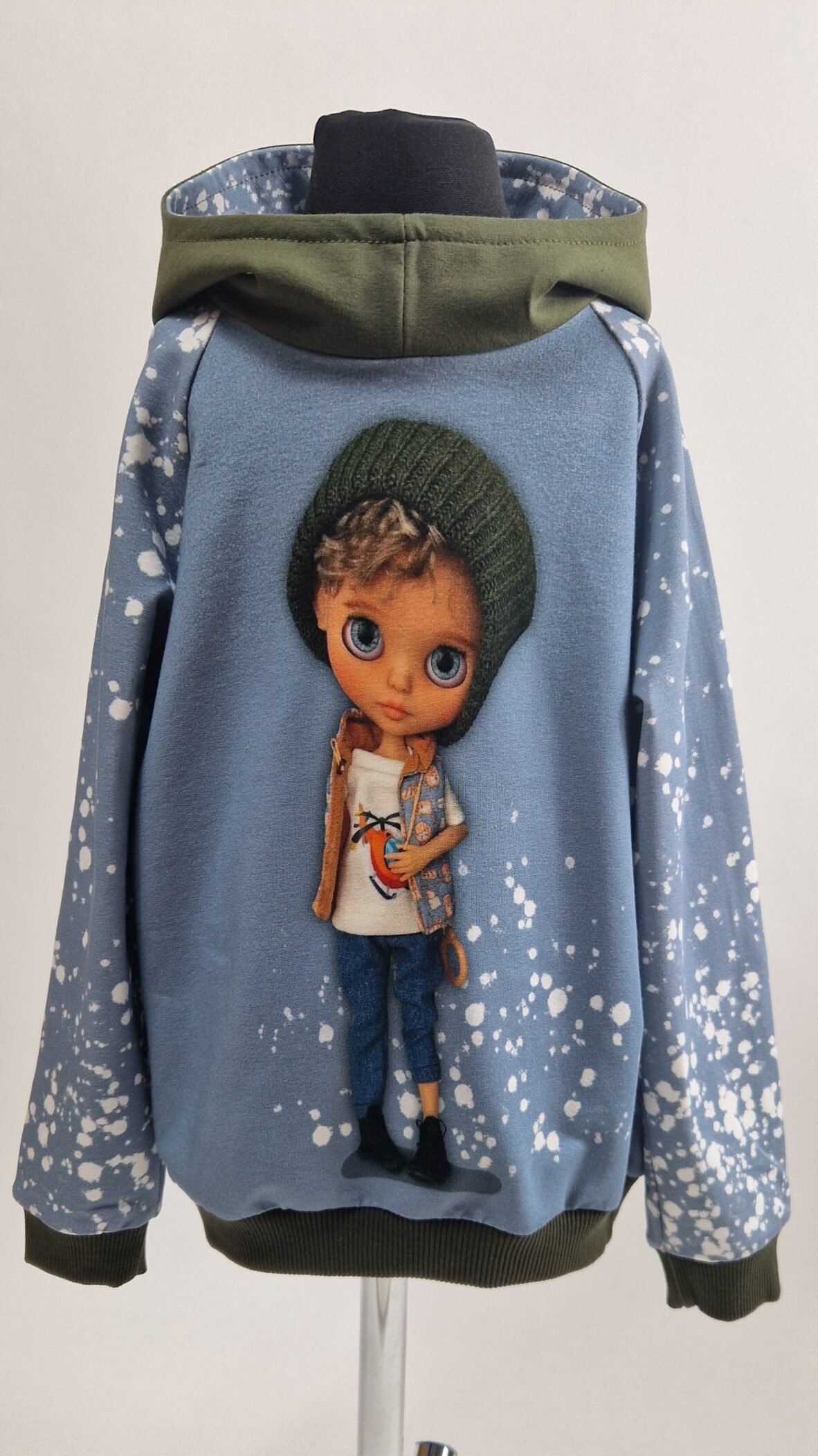 Bliuzonas su kapišonu "Berniukas" 122 dydis