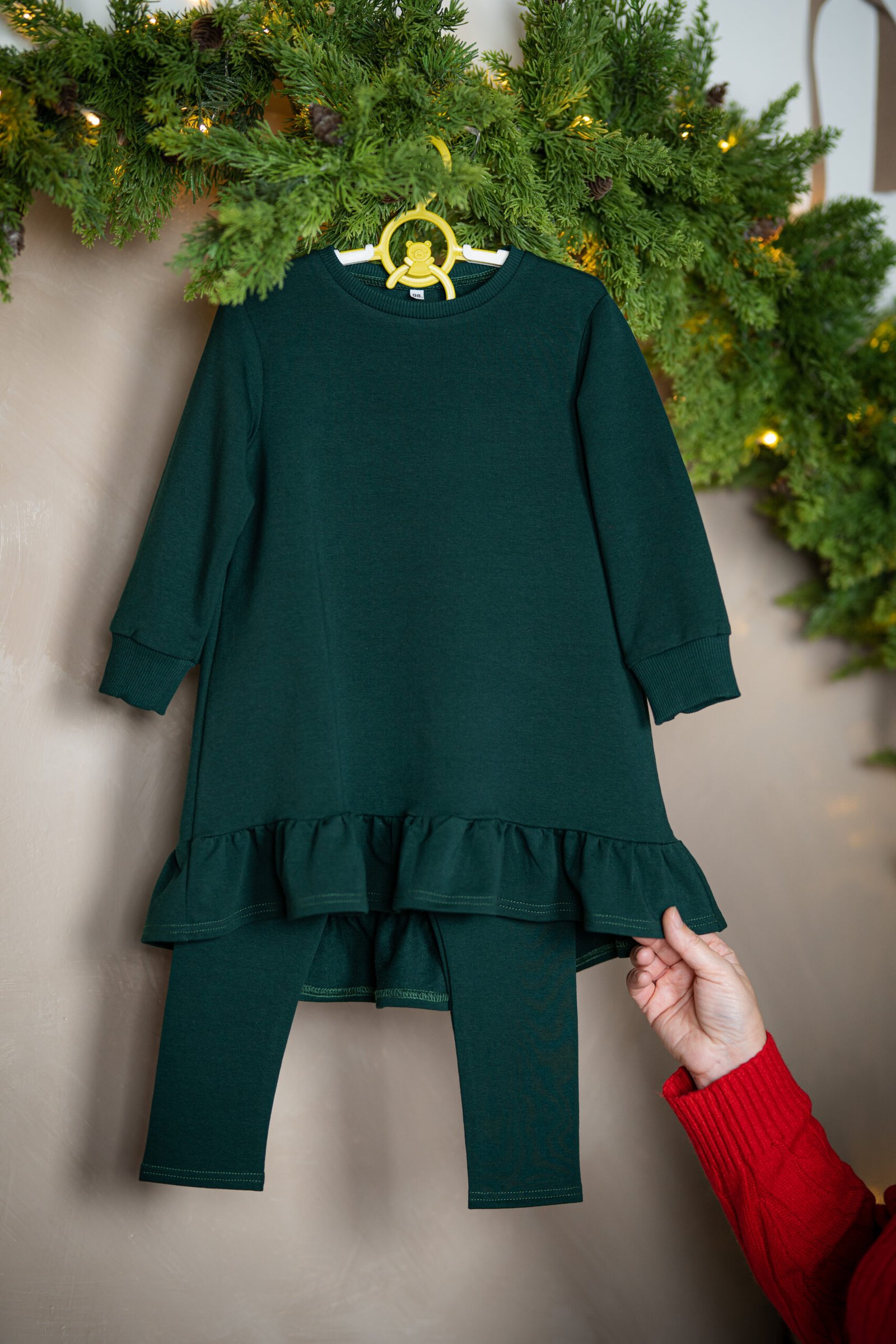 Suknelė tamsiai žalia su raukta apačia